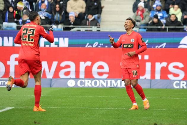 23 11 2025, Football, Men, 2 Bundesliga, Season 2025 2026, Karlsruher SC SV 07 Elversberg, Goal celebration for 0 1, Goalscorer Younes Ebnoutalib SV 07 Elversberg Karlsruhe BBBank Wildpark Baden Württemberg Germany DEU Copyright: xSebastianxBachx