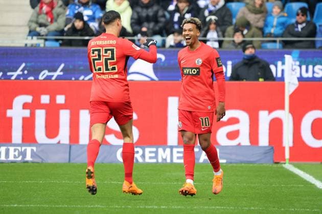 23 11 2025, Football, Men, 2 Bundesliga, Season 2025 2026, Karlsruher SC SV 07 Elversberg, Goal celebration for 0 1, Goalscorer Younes Ebnoutalib SV 07 Elversberg Karlsruhe BBBank Wildpark Baden Württemberg Germany DEU Copyright: xSebastianxBachx