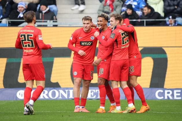 23 11 2025, Football, Men, 2 Bundesliga, Season 2025 2026, Karlsruher SC SV 07 Elversberg, Goal celebration for 0 1, Goalscorer Younes Ebnoutalib SV 07 Elversberg Karlsruhe BBBank Wildpark Baden Württemberg Germany DEU Copyright: xSebastianxBachx