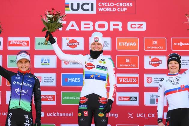 Belgian Fleur Moors, Dutch Leonie Bentveld and Slovak Viktoria Chladonova pictured on the podium of the women U23 at the women elite race at the World Cup cyclocross cycling event in Tabor, Czech Republic, stage 1 (out of 12) of the UCI World Cup cyclocross competition, Sunday 23 November 2025. DAVIDxPINTENS  x143636630x