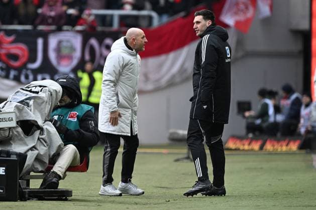 23 11 2025, xjhx, Football 2 Bundesliga, 1 FC Kaiserslautern Holstein Kiel v l Coach Torsten Lieberknecht 1 FC Kaiserslautern Fourth Official Referee Justin Haasmann DFL DFB REGULATIONS PROHIBIT ANY USE OF PHOTOGRAPHS as IMAGE SEQUENCES and or QUASI VIDEO Kaiserslautern