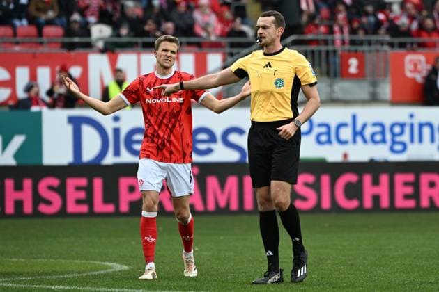 23 11 2025, xjhx, Soccer 2 Bundesliga, 1 FC Kaiserslautern Holstein Kiel v l Fabian Kunze 1 FC Kaiserslautern Disappointed, sad, frustrated Referee Richard Hempel decides on penalty DFL DFB REGULATIONS PROHIBIT ANY USE OF PHOTOGRAPHS as IMAGE SEQUENCES and or QUASI VIDEO Kaiserslautern