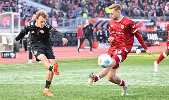 23 11 2025 Soccer Season 2025 2026 2 Soccer Bundesliga 13 Matchday 1 FC Nürnberg FCN Club DSC Arminia Bielefeld Sportfoto Zink xwoxzix DFL regulations prohibit any use of photographs as image sequences and or quasi video only for editorial use Tim Janisch 32, 1 FC Nürnberg FCN Tim Handwerker 29, Arminia Bielefeld