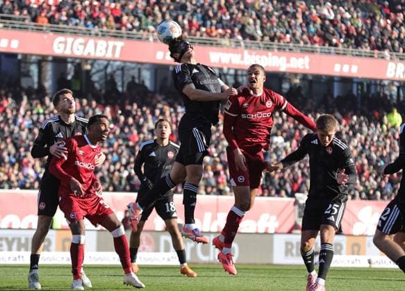 23 11 2025 Soccer Season 2025 2026 2 Soccer Bundesliga 13 Matchday 1 FC Nürnberg FCN Club DSC Arminia Bielefeld Sportfoto Zink DaMa xdaxmax DFL regulations prohibit any use of photographs as image sequences and or quasi video only for editorial use Fabio Gruber 4, 1 FC Nürnberg FCN mit Kopfball gg Joel Felix 3, Arminia Bielefeld