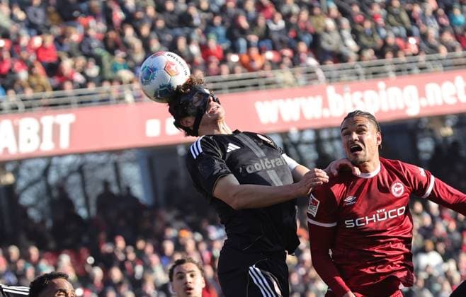23 11 2025 Soccer Season 2025 2026 2 Soccer Bundesliga 13 Matchday 1 FC Nürnberg FCN Club DSC Arminia Bielefeld Sportfoto Zink DaMa xdaxmax DFL regulations prohibit any use of photographs as image sequences and or quasi video only for editorial use Fabio Gruber 4, 1 FC Nürnberg FCN mit Kopfball gg Joel Felix 3, Arminia Bielefeld