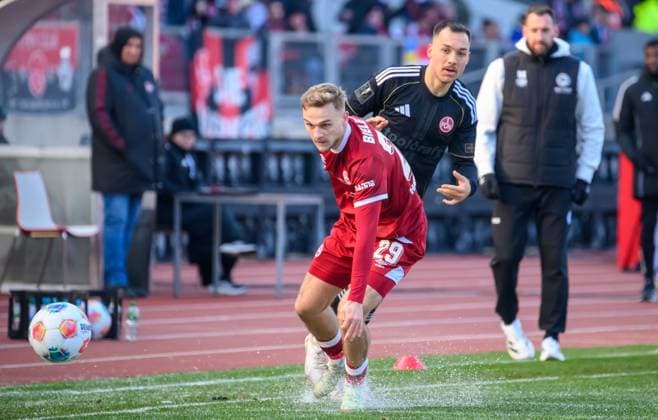 23 11 2025 Soccer Season 2025 2026 2 Soccer Bundesliga 13 Matchday 1 FC Nürnberg FCN Club DSC Arminia Bielefeld Sportfoto Zink xwoxzix DFL regulations prohibit any use of photographs as image sequences and or quasi video only for editorial use Tim Handwerker 29, Arminia Bielefeld before Julian Justvan 10, 1 FC Nürnberg FCN