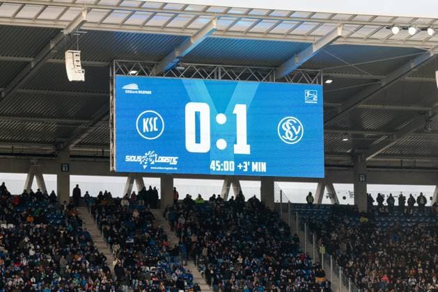23 11 2025, xhettx, Fußball 2 Bundesliga, Karlsruher SC SV Elversberg v l Halbzeitstand DFL DFB REGULATIONS PROHIBIT ANY USE OF PHOTOGRAPHS as IMAGE SEQUENCES and or QUASI VIDEO Karlsruhe