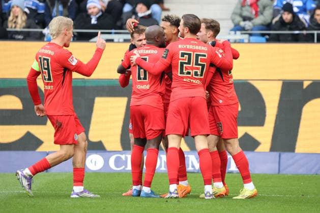23 11 2025, Football, Men, 2 Bundesliga, Season 2025 2026, Karlsruher SC SV 07 Elversberg, Goal celebration for 0 1, Goalscorer Younes Ebnoutalib SV 07 Elversberg Karlsruhe BBBank Wildpark Baden Württemberg Germany DEU Copyright: xSebastianxBachx