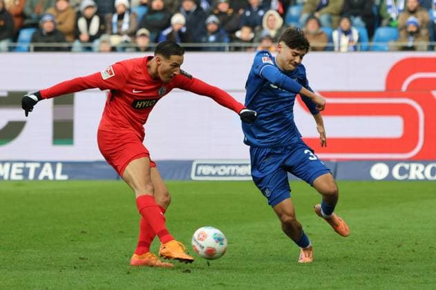 23 11 2025, Football, Men, 2 Bundesliga, Season 2025 2026, Karlsruher SC SV 07 Elversberg, Younes Ebnoutalib SV 07 Elversberg , Rafael Pinto Pedrosa Karlsruher SC Karlsruhe BBBank Wildpark Baden Württemberg Germany DEU Copyright: xSebastianxBachx