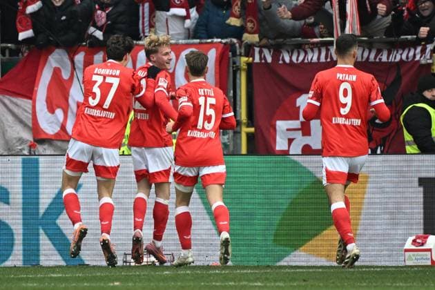 23 11 2025, xjhx, Fußball 2 Bundesliga, 1 FC Kaiserslautern Holstein Kiel v l Torjubel nach dem Tor zum celebrating the goal celebrate 3 1 durch Mika Haas 1 FC Kaiserslautern DFL DFB REGULATIONS PROHIBIT ANY USE OF PHOTOGRAPHS as IMAGE SEQUENCES and or QUASI VIDEO Kaiserslautern