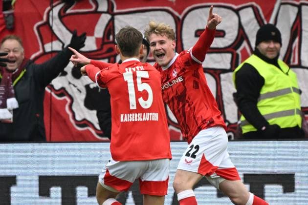 23 11 2025, xjhx, Fußball 2 Bundesliga, 1 FC Kaiserslautern Holstein Kiel v l Torjubel nach dem Tor zum celebrating the goal celebrate 3 1 durch Mika Haas 1 FC Kaiserslautern DFL DFB REGULATIONS PROHIBIT ANY USE OF PHOTOGRAPHS as IMAGE SEQUENCES and or QUASI VIDEO Kaiserslautern