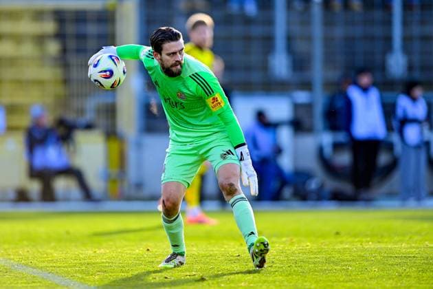 Phillip Menzel Goalkeeper, Saarbruecken, 13 on the ball, Crop, Single image, Action, Action, 23 11 2025, Munich Germany , Soccer, 3 Liga, TSV 1860 München 1 FC Saarbrücken, DFB DFL REGULATIONS PROHIBIT ANY USE OF PHOTOGRAPHS AS IMAGE SEQUENCES AND OR QUASI VIDEO xslx
