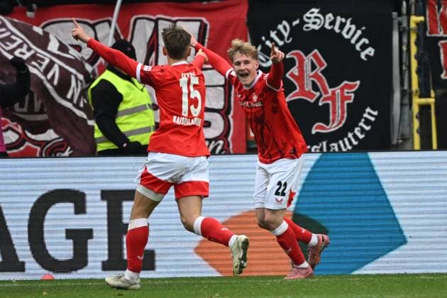 23 11 2025, xjhx, Fußball 2 Bundesliga, 1 FC Kaiserslautern Holstein Kiel v l Torjubel nach dem Tor zum celebrating the goal celebrate 3 1 durch Mika Haas 1 FC Kaiserslautern DFL DFB REGULATIONS PROHIBIT ANY USE OF PHOTOGRAPHS as IMAGE SEQUENCES and or QUASI VIDEO Kaiserslautern