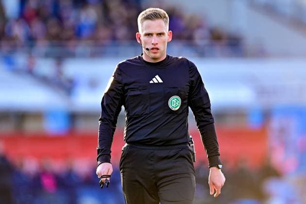 Felix Weller Referee, Referee Single Image, Action, Action, 23 11 2025, Munich Germany , Football, 3 Liga, TSV 1860 München 1 FC Saarbrücken, DFB DFL REGULATIONS PROHIBIT ANY USE OF PHOTOGRAPHS AS IMAGE SEQUENCES AND OR QUASI VIDEO xslx
