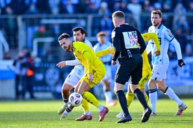 v li Kasim Rabihic Saarbruecken, 10 Kevin Volland TSV 1860, 31 in duel, duel, tackle, dynamic, action, action, 23 11 2025, Munich Germany , Football, 3 Liga, TSV 1860 München 1 FC Saarbrücken, DFB DFL REGULATIONS PROHIBIT ANY USE OF PHOTOGRAPHS AS IMAGE SEQUENCES AND OR QUASI VIDEO xslx