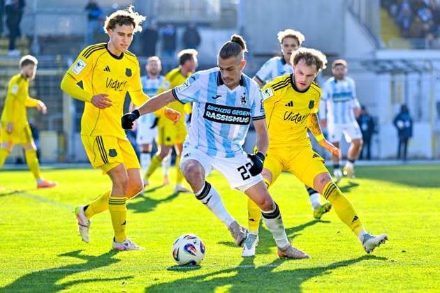 from left Lasse Wilhelm Saarbruecken, 18 Sigurd Haugen TSV 1860, 22 Philip Fahrner Saarbruecken, 2 in duel, duel, tackle, dynamics, action, 23 11 2025, Munich Germany , Soccer, 3 Liga, TSV 1860 München 1 FC Saarbrücken, DFB DFL REGULATIONS PROHIBIT ANY USE OF PHOTOGRAPHS AS IMAGE SEQUENCES AND OR QUASI VIDEO xslx