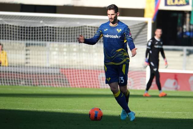 Roberto Gagliardini of Hellas Verona FC carries the ball during the soccer match between Hellas Verona FC and Parma Calcio, MD12 of Serie A Enilive Italian soccer championship 2025 2026 at Marcantonio Bentegodi Stadium on November 23, 2025, Verona, Italy.  Copyright: xRobertoxTommasini IPAxSportx xipa-agency.netx xx IPA_68291745 IPA_Agency_IPA68291745