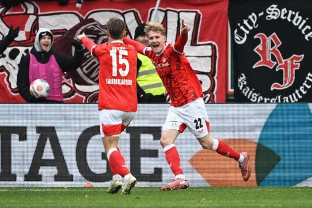23 11 2025, xjhx, Fußball 2 Bundesliga, 1 FC Kaiserslautern Holstein Kiel v l Torjubel nach dem Tor zum celebrating the goal celebrate 3 1 durch Mika Haas 1 FC Kaiserslautern DFL DFB REGULATIONS PROHIBIT ANY USE OF PHOTOGRAPHS as IMAGE SEQUENCES and or QUASI VIDEO Kaiserslautern