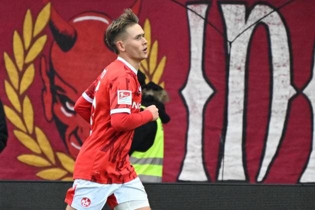 23 11 2025, xjhx, Fußball 2 Bundesliga, 1 FC Kaiserslautern Holstein Kiel v l Torjubel nach dem Tor zum celebrating the goal celebrate 4 1 durch Naatan Mikael Skyttä 1 FC Kaiserslautern DFL DFB REGULATIONS PROHIBIT ANY USE OF PHOTOGRAPHS as IMAGE SEQUENCES and or QUASI VIDEO Kaiserslautern