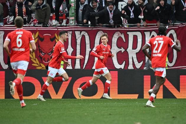 23 11 2025, xjhx, Fußball 2 Bundesliga, 1 FC Kaiserslautern Holstein Kiel v l Torjubel nach dem Tor zum celebrating the goal celebrate 4 1 durch Naatan Mikael Skyttä 1 FC Kaiserslautern DFL DFB REGULATIONS PROHIBIT ANY USE OF PHOTOGRAPHS as IMAGE SEQUENCES and or QUASI VIDEO Kaiserslautern