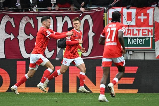 23 11 2025, xjhx, Fußball 2 Bundesliga, 1 FC Kaiserslautern Holstein Kiel v l Torjubel nach dem Tor zum celebrating the goal celebrate 4 1 durch Naatan Mikael Skyttä 1 FC Kaiserslautern DFL DFB REGULATIONS PROHIBIT ANY USE OF PHOTOGRAPHS as IMAGE SEQUENCES and or QUASI VIDEO Kaiserslautern