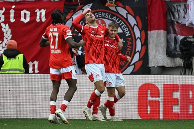 23 11 2025, xjhx, Fußball 2 Bundesliga, 1 FC Kaiserslautern Holstein Kiel v l Torjubel nach dem Tor zum celebrating the goal celebrate 4 1 durch Naatan Mikael Skyttä 1 FC Kaiserslautern DFL DFB REGULATIONS PROHIBIT ANY USE OF PHOTOGRAPHS as IMAGE SEQUENCES and or QUASI VIDEO Kaiserslautern