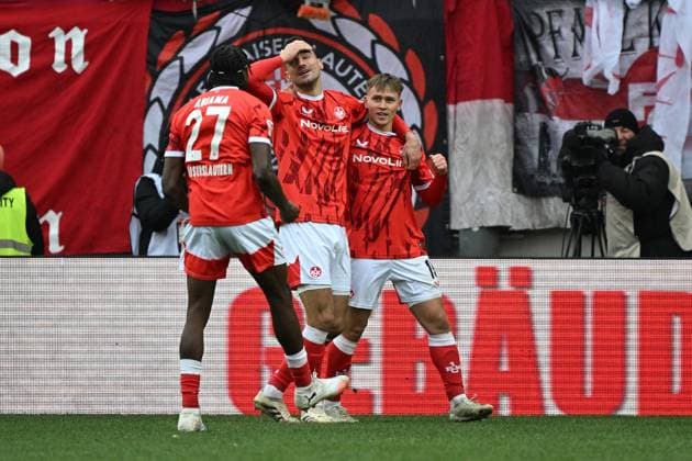 23 11 2025, xjhx, Fußball 2 Bundesliga, 1 FC Kaiserslautern Holstein Kiel v l Torjubel nach dem Tor zum celebrating the goal celebrate 4 1 durch Naatan Mikael Skyttä 1 FC Kaiserslautern DFL DFB REGULATIONS PROHIBIT ANY USE OF PHOTOGRAPHS as IMAGE SEQUENCES and or QUASI VIDEO Kaiserslautern