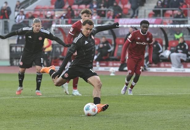 23 11 2025 Soccer Season 2025 2026 2 Soccer Bundesliga 13 Matchday 1 FC Nürnberg FCN Club DSC Arminia Bielefeld Sportfoto Zink DaMa xdaxmax DFL regulations prohibit any use of photographs as image sequences and or quasi video only for editorial use Tor Treffer Goal kick to 1 0 Goalscorer Rafael Lubach 18, 1 FC Nürnberg FCN by penalty kick