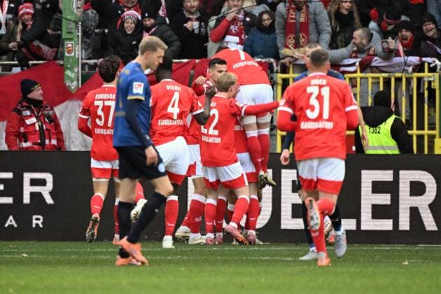 23 11 2025, xjhx, Fußball 2 Bundesliga, 1 FC Kaiserslautern Holstein Kiel v l Torjubel nach dem Tor zum celebrating the goal celebrate 2 0 durch Naatan Mikael Skyttä 1 FC Kaiserslautern DFL DFB REGULATIONS PROHIBIT ANY USE OF PHOTOGRAPHS as IMAGE SEQUENCES and or QUASI VIDEO Kaiserslautern