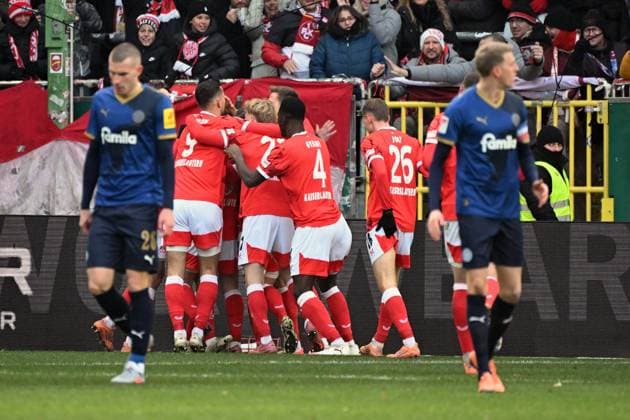 23 11 2025, xjhx, Fußball 2 Bundesliga, 1 FC Kaiserslautern Holstein Kiel v l Torjubel nach dem Tor zum celebrating the goal celebrate 2 0 durch Naatan Mikael Skyttä 1 FC Kaiserslautern DFL DFB REGULATIONS PROHIBIT ANY USE OF PHOTOGRAPHS as IMAGE SEQUENCES and or QUASI VIDEO Kaiserslautern