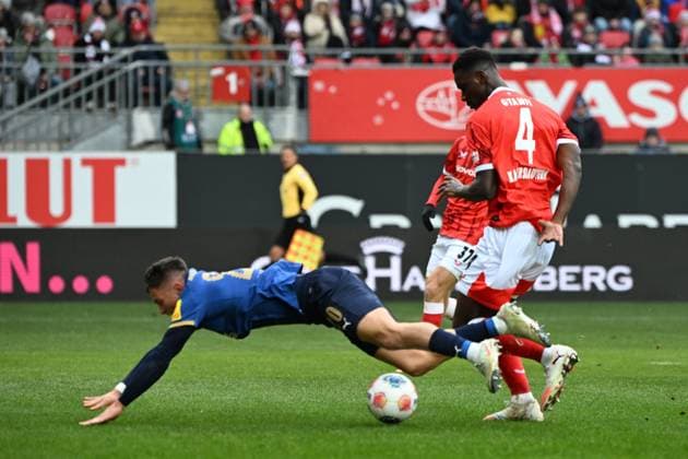 23 11 2025, xjhx, Soccer 2 Bundesliga, 1 FC Kaiserslautern Holstein Kiel v l Foul by Maxwell Gyamfi 1 FC Kaiserslautern on Adrian Kapralik Holstein Kiel DFL DFB REGULATIONS PROHIBIT ANY USE OF PHOTOGRAPHS as IMAGE SEQUENCES and or QUASI VIDEO Kaiserslautern