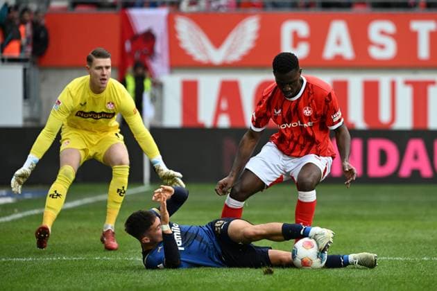 23 11 2025, xjhx, Soccer 2 Bundesliga, 1 FC Kaiserslautern Holstein Kiel v l Foul by Maxwell Gyamfi 1 FC Kaiserslautern on Adrian Kapralik Holstein Kiel DFL DFB REGULATIONS PROHIBIT ANY USE OF PHOTOGRAPHS as IMAGE SEQUENCES and or QUASI VIDEO Kaiserslautern