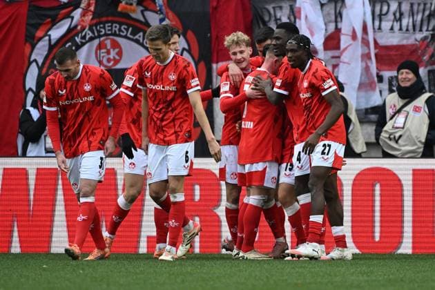 23 11 2025, xjhx, Fußball 2 Bundesliga, 1 FC Kaiserslautern Holstein Kiel v l Torjubel nach dem Tor zum celebrating the goal celebrate 4 1 durch Naatan Mikael Skyttä 1 FC Kaiserslautern DFL DFB REGULATIONS PROHIBIT ANY USE OF PHOTOGRAPHS as IMAGE SEQUENCES and or QUASI VIDEO Kaiserslautern