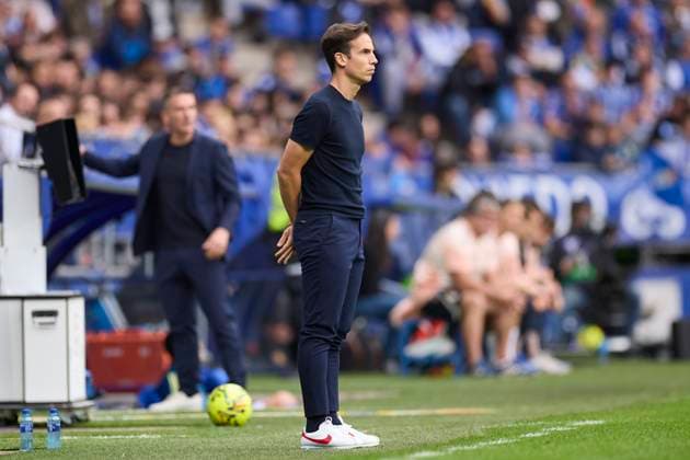 Real Oviedo v Rayo Vallecano - LaLiga EA Sports Inigo Perez head coach of Rayo Vallecano looks on during the LaLiga EA Sports match between Real Oviedo and Rayo Vallecano at Carlos Tartiere on November 23, 2025, in Oviedo, Spain. Oviedo Carlos Tartiere Asturias Spain RL_ROVvRAYV_000023 Copyright: xRicardoxLarreinax