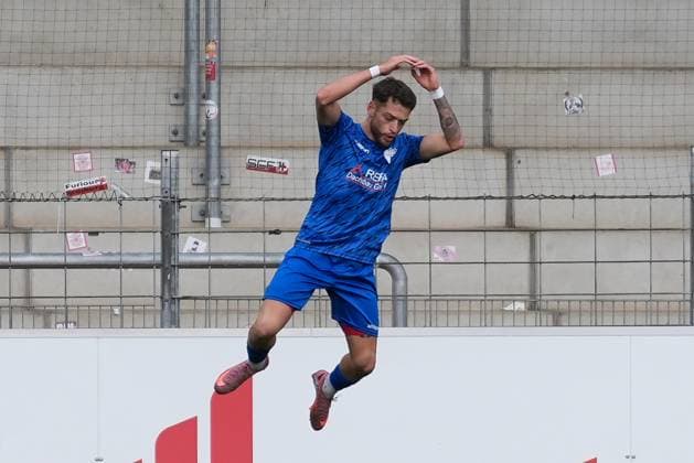 Leon Petö SGV Freiberg, 07 scores from penalty kick, penalty kick, goal celebration, emotions, goal shot, finish, goal success, goal , Germany, Football, Regionalliga Südwest, 18 Matchday, 2025 2026, SC Freiburg II vs SGV Freiberg, 23 11 2025, Dreisamstadion, Freiburg, Germany DFB REGULATIONS PROHIBIT ANY USE OF PHOTOGRAPHS AS IMAGE SEQUENCES AND OR QUASI VIDEO Freiburg Dreisamstadion Baden Wuerttemberg Germany Copyright: xArnexAmbergx