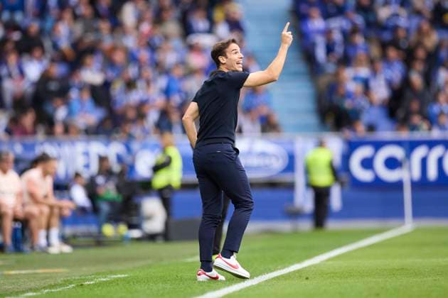 Real Oviedo v Rayo Vallecano - LaLiga EA Sports Inigo Perez head coach of Rayo Vallecano reacts during the LaLiga EA Sports match between Real Oviedo and Rayo Vallecano at Carlos Tartiere on November 23, 2025, in Oviedo, Spain. Oviedo Carlos Tartiere Asturias Spain RL_ROVvRAYV_000051 Copyright: xRicardoxLarreinax