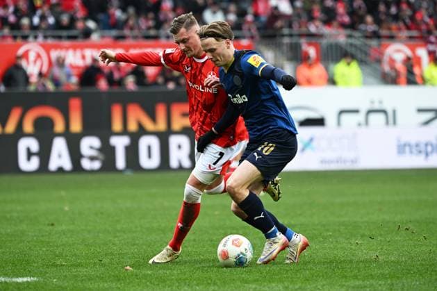 23 11 2025, xjhx, Fußball 2 Bundesliga, 1 FC Kaiserslautern Holstein Kiel v l Marlon Ritter 1 FC Kaiserslautern Jonas Therkelsen Holstein Kiel Zweikampf, Aktion, action, battle for the ball DFL DFB REGULATIONS PROHIBIT ANY USE OF PHOTOGRAPHS as IMAGE SEQUENCES and or QUASI VIDEO Kaiserslautern
