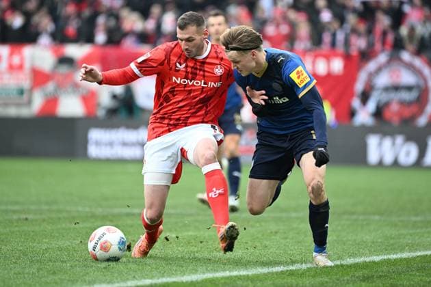 23 11 2025, xjhx, Fußball 2 Bundesliga, 1 FC Kaiserslautern Holstein Kiel v l Luca Sirch 1 FC Kaiserslautern Jonas Therkelsen Holstein Kiel Zweikampf, Aktion, action, battle for the ball DFL DFB REGULATIONS PROHIBIT ANY USE OF PHOTOGRAPHS as IMAGE SEQUENCES and or QUASI VIDEO Kaiserslautern