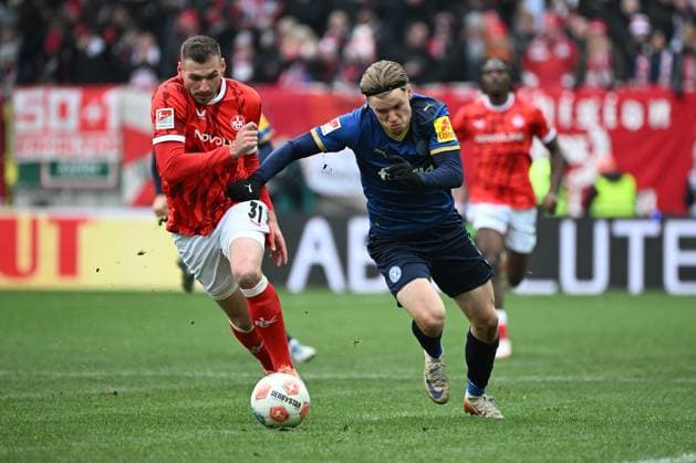 23 11 2025, xjhx, Fußball 2 Bundesliga, 1 FC Kaiserslautern Holstein Kiel v l Luca Sirch 1 FC Kaiserslautern Jonas Therkelsen Holstein Kiel Zweikampf, Aktion, action, battle for the ball DFL DFB REGULATIONS PROHIBIT ANY USE OF PHOTOGRAPHS as IMAGE SEQUENCES and or QUASI VIDEO Kaiserslautern