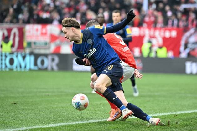 23 11 2025, xjhx, Fußball 2 Bundesliga, 1 FC Kaiserslautern Holstein Kiel v l Luca Sirch 1 FC Kaiserslautern Jonas Therkelsen Holstein Kiel Zweikampf, Aktion, action, battle for the ball DFL DFB REGULATIONS PROHIBIT ANY USE OF PHOTOGRAPHS as IMAGE SEQUENCES and or QUASI VIDEO Kaiserslautern