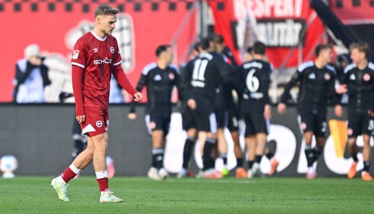 23 11 2025 Soccer season 2025 2026 2 Soccer Bundesliga 13 Matchday 1 FC Nürnberg FCN Club DSC Arminia Bielefeld Sportfoto Zink xwoxzix DFL regulations prohibit any use of photographs as image sequences and or quasi video only for editorial use Tim Handwerker 29, Arminia Bielefeld disappointed disappointment behind goal celebration jubilation joy after goal goal shot to 1 0 by Rafael Lubach 18, 1 FC Nürnberg FCN