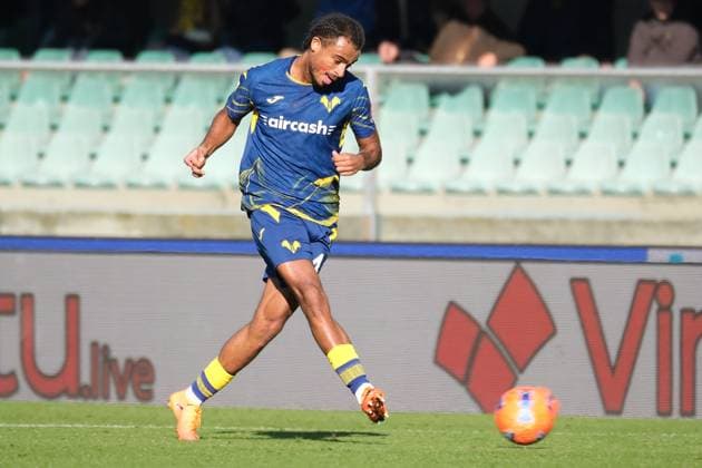 CALCIO - Serie A - Hellas Verona FC vs Parma Calcio Antoine Bernede of Hellas Verona FC carries the ball during the soccer match between Hellas Verona FC and Parma Calcio, MD12 of Serie A Enilive Italian soccer championship 2025 2026 at Marcantonio Bentegodi Stadium on November 23, 2025, Verona, Italy. Verona Italy  Copyright: xIPAxSport ABACAx