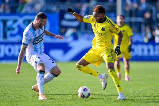 v li Patrick Hobsch TSV 1860, 34 Rodney Elongo Yombo Saarbruecken, 17 in duel, duel, tackle, dynamics, action, action, 23 11 2025, Munich Germany , Football, 3 Liga, TSV 1860 München 1 FC Saarbrücken, DFB DFL REGULATIONS PROHIBIT ANY USE OF PHOTOGRAPHS AS IMAGE SEQUENCES AND OR QUASI VIDEO xslx