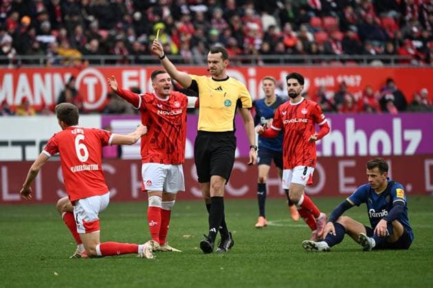 23 11 2025, xjhx, Soccer 2 Bundesliga, 1 FC Kaiserslautern Holstein Kiel v l Referee Referee Richard Hempel shows Fabian Kunze 1 FC Kaiserslautern the yellow card Marlon Ritter 1 FC Kaiserslautern DFL DFB REGULATIONS PROHIBIT ANY USE OF PHOTOGRAPHS as IMAGE SEQUENCES and or QUASI VIDEO Kaiserslautern