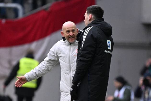 23 11 2025, xjhx, Soccer 2 Bundesliga, 1 FC Kaiserslautern Holstein Kiel v l Coach Torsten Lieberknecht 1 FC Kaiserslautern Fourth Official Referee Justin Haasmann DFL DFB REGULATIONS PROHIBIT ANY USE OF PHOTOGRAPHS as IMAGE SEQUENCES and or QUASI VIDEO Kaiserslautern