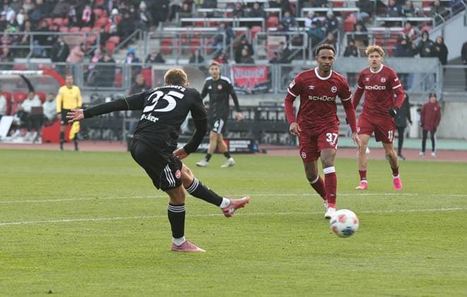 23 11 2025 Soccer Season 2025 2026 2 Soccer Bundesliga 13 Matchday 1 FC Nürnberg FCN Club DSC Arminia Bielefeld Sportfoto Zink DaMa xdaxmax DFL regulations prohibit any use of photographs as image sequences and or quasi video only for editorial use Tor Treffer Torschuß zum 2 0 Torschütze Finn Ole Becker 25, 1 FC Nürnberg FCN