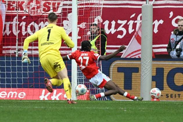23 11 2025, xjhx, Soccer 2 Bundesliga, 1 FC Kaiserslautern Holstein Kiel v l Julian Krahl 1 FC Kaiserslautern Dickson Abiama 1 FC Kaiserslautern DFL DFB REGULATIONS PROHIBIT ANY USE OF PHOTOGRAPHS as IMAGE SEQUENCES and or QUASI VIDEO Kaiserslautern