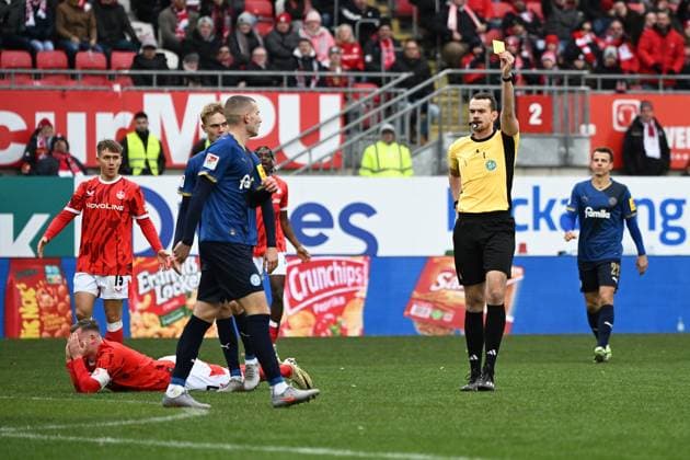 23 11 2025, xjhx, Soccer 2 Bundesliga, 1 FC Kaiserslautern Holstein Kiel v l Foul by David Zec Holstein Kiel on Marlon Ritter 1 FC Kaiserslautern Referee Referee Richard Hempel shows the yellow red card DFL DFB REGULATIONS PROHIBIT ANY USE OF PHOTOGRAPHS as IMAGE SEQUENCES and or QUASI VIDEO Kaiserslautern