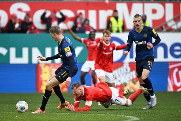 23 11 2025, xjhx, Soccer 2 Bundesliga, 1 FC Kaiserslautern Holstein Kiel v l Foul by David Zec Holstein Kiel on Marlon Ritter 1 FC Kaiserslautern DFL DFB REGULATIONS PROHIBIT ANY USE OF PHOTOGRAPHS as IMAGE SEQUENCES and or QUASI VIDEO Kaiserslautern