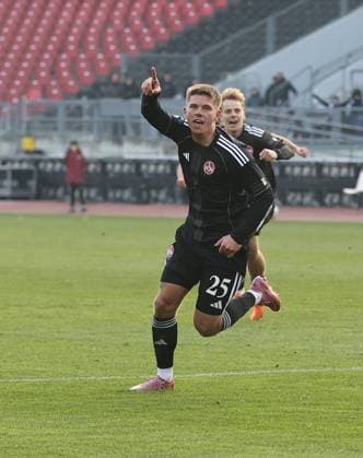 23 11 2025 Soccer Season 2025 2026 2 Soccer Bundesliga 13 Matchday 1 FC Nürnberg FCN Club DSC Arminia Bielefeld Sportfoto Zink DaMa xdaxmax DFL regulations prohibit any use of photographs as image sequences and or quasi video only for editorial use Jubel Freude Torjubel nach Tor zum 2 0 Finn Ole Becker 25, 1 FC Nürnberg FCN und Mannschaft Team jubelt freut sich Torschütze Finn Ole Becker 25, 1 FC Nürnberg FCN